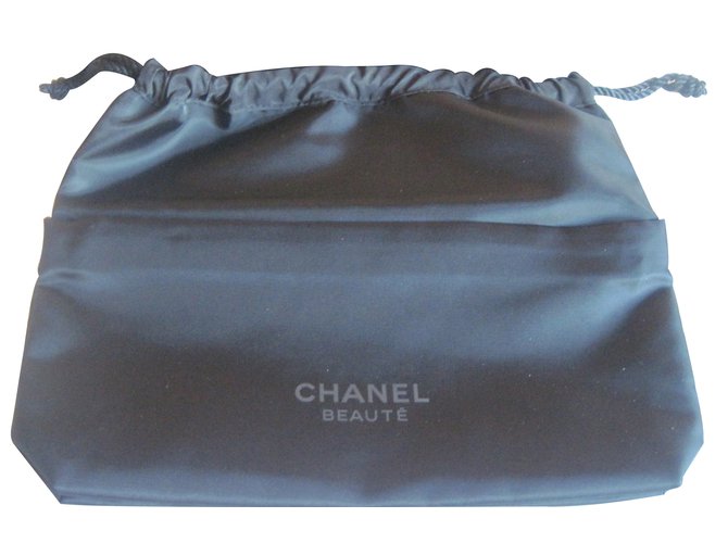 Chanel bolsa de maquillaje Negro Sintético  ref.30576
