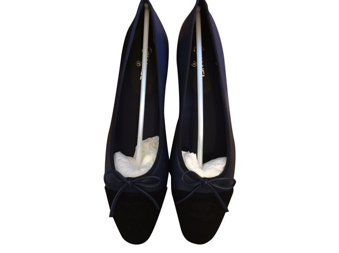 Chanel Ballet flats Blue Leather  ref.31495
