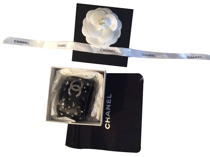 Bracciale Chanel a manchette nero con strass e logo stellato