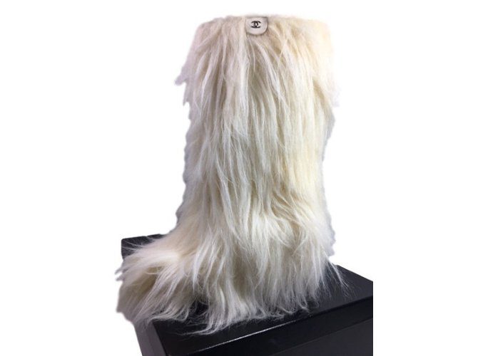 Chanel Stivali di pelliccia Bianco  ref.32471