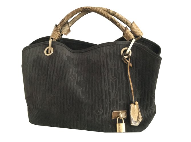 Louis Vuitton WHISPER khôl Black Leather ref.32673 - Joli Closet