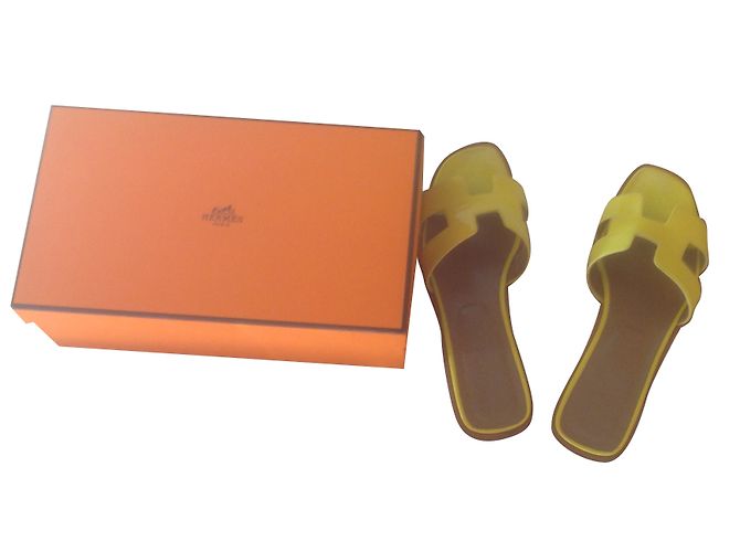 Oran Hermès Sandalen Gelb Lackleder