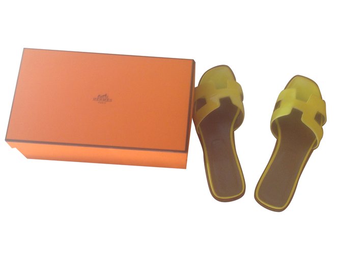 Oran Hermès sandali Giallo Pelle verniciata  ref.32931