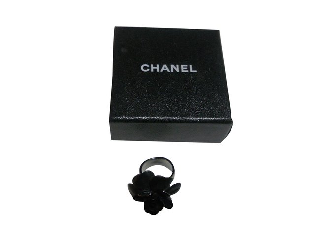 Chanel bague camelia noir Métal  ref.33699