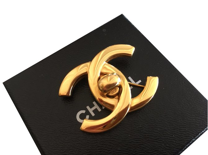 Chanel Brooche Dourado Banhado a ouro  ref.33997