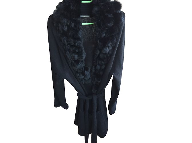 Marina Rinaldi Strickjacke schwarz aus Wolle und Kaschmir mit Fell und Gürtel