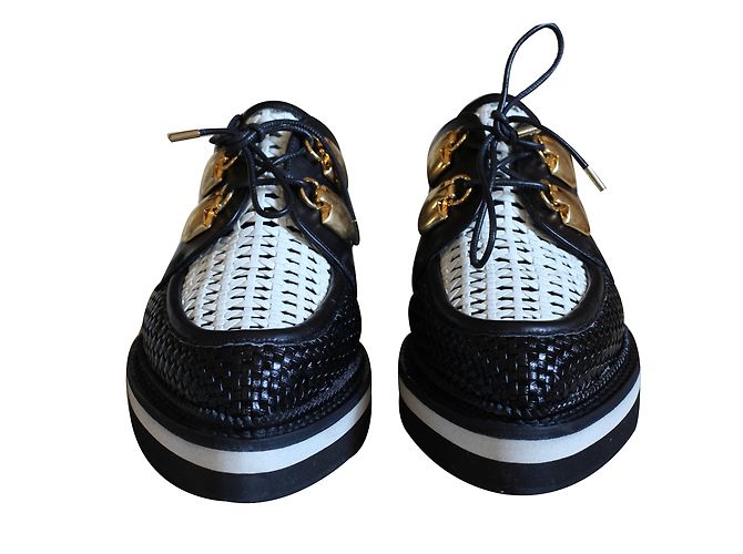 Derbies Alexander McQueen en cuir tressé noir et blanc