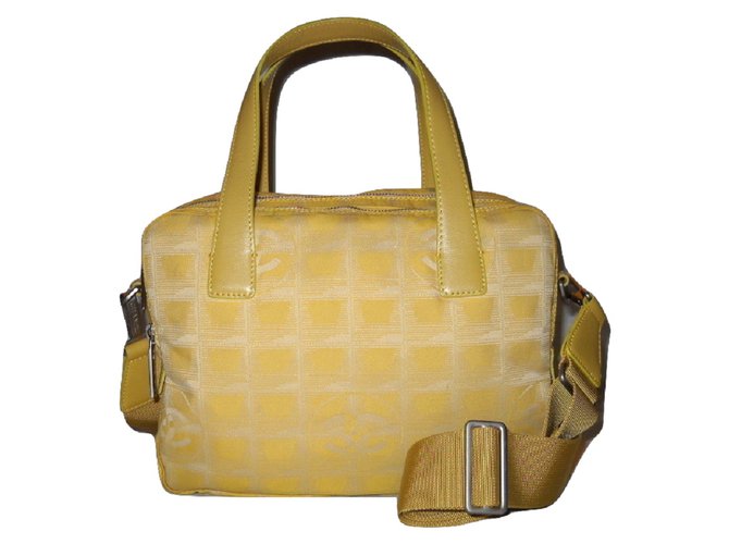 Chanel Bolsa de viaje Amarillo Cuero Sintético  ref.34956