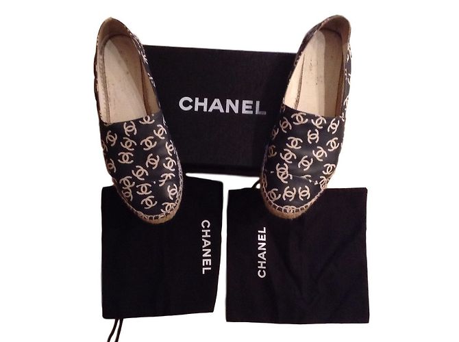 Chanel Espadrilles aus schwarzem Lackleder Größe 40
