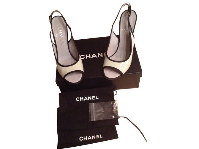 Chanel Escarpins Vernis Bleu  ref.35267