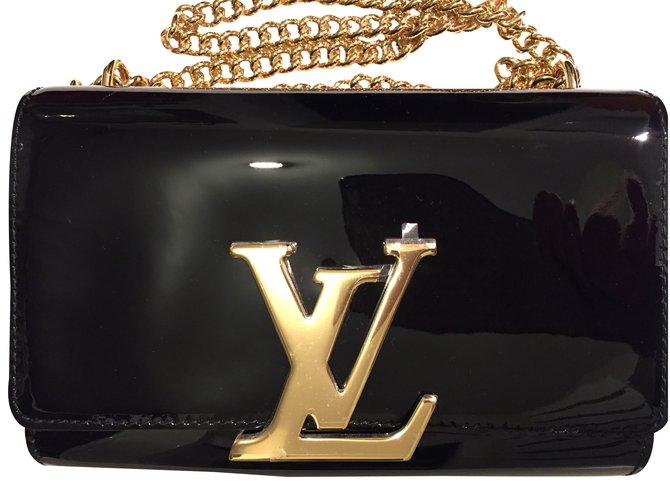 Louis Vuitton Bolsa de embrague Negro Charol  ref.35405