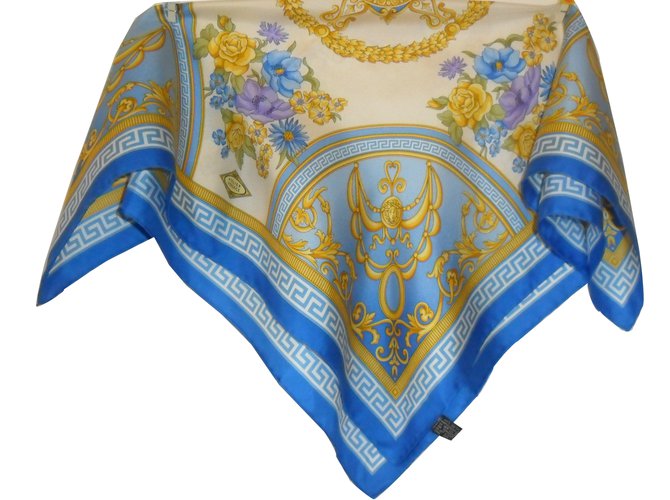 Versace Cachecol de seda Azul  ref.35567