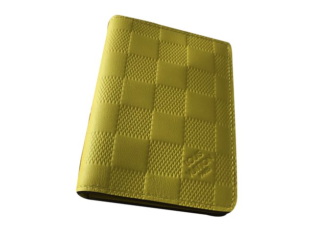 Louis Vuitton Porte carta Amarillo Cuero  ref.35686
