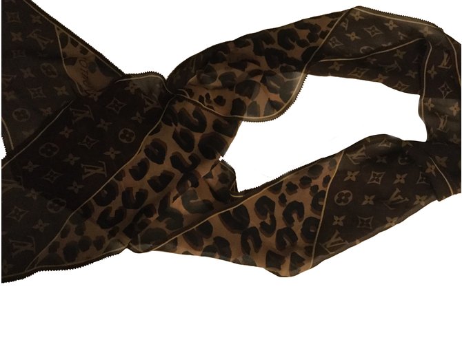 Louis Vuitton Monogramm scarf Brown Silk  ref.36065