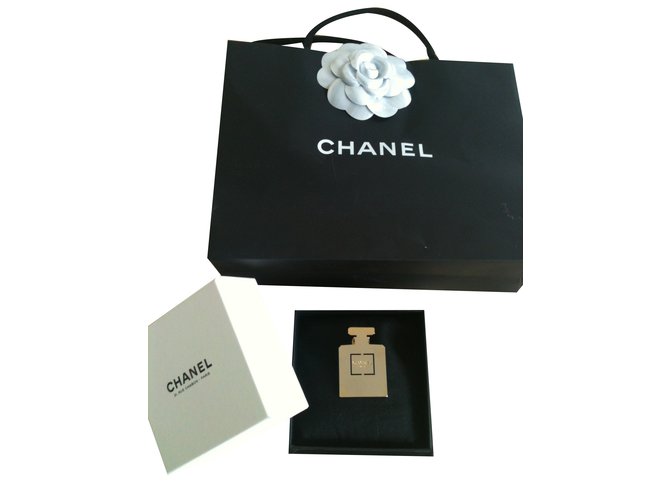 Chanel pin s parfum Métal Doré  ref.36202