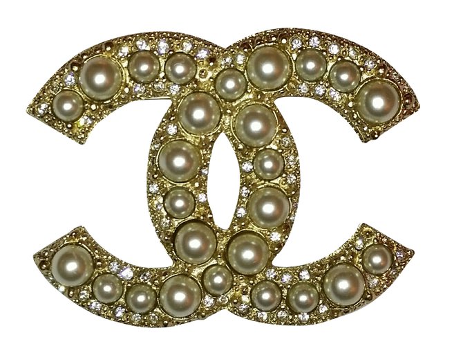 Chanel Alfinete & broche Dourado Metal  ref.36546