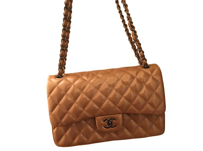 Classique Chanel Timeless Cuir vernis Beige  ref.36550