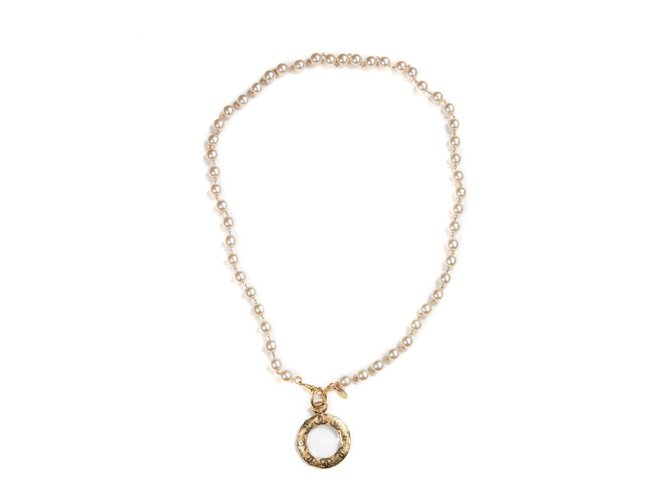 Chanel Collar largo de perlas con medallón de vidrio con logotipo CC Blanco Metal  ref.37022