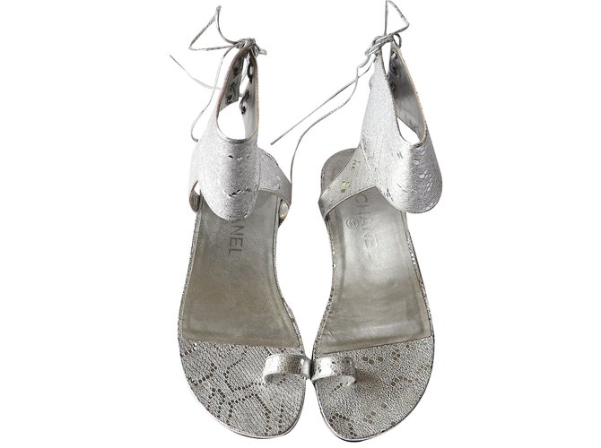 Sandales en cuir Chanel Argenté  ref.37745