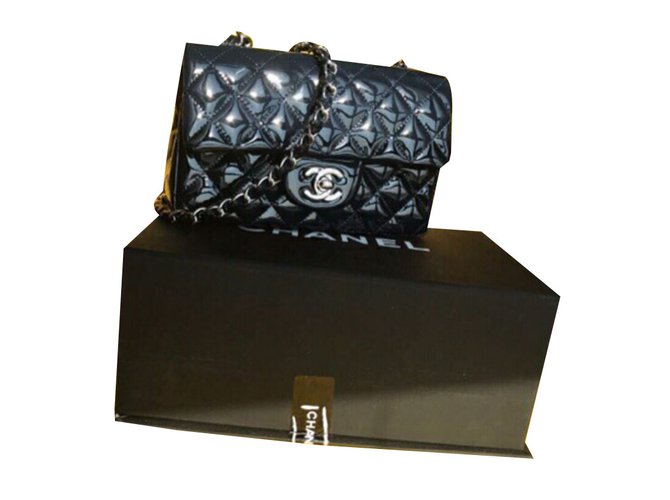 Chanel Klappe klassische Tasche Marineblau Lackleder  ref.37767