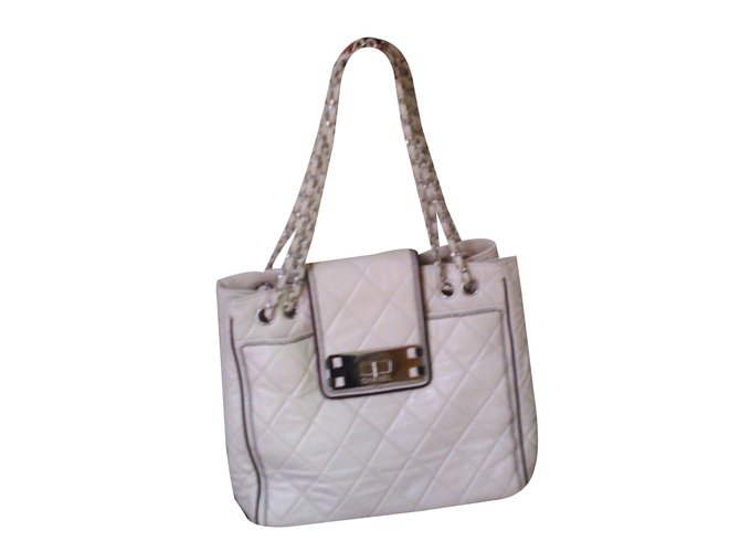 Chanel Bolsa Fora de branco Couro  ref.37817