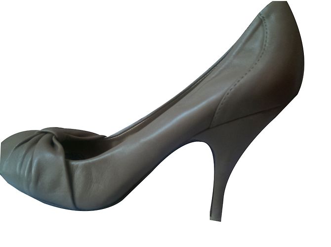 Kenzo Pumps aus Leder in Beige mit spitzer Kappe