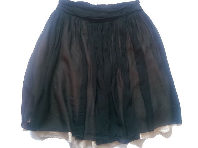 Falda corta plisada Banana Republic de seda negra Negro