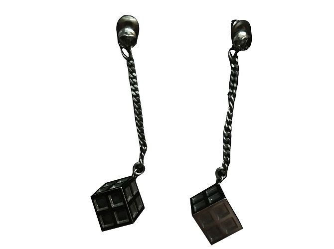 Pendientes Chanel Símbolo Dado con Cadena Gris Acero