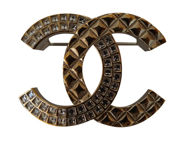 Chanel Alfinete & broche Dourado Metal  ref.38564