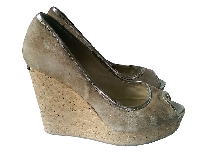 Jimmy Choo Keilschuhe aus Wildleder in Beige