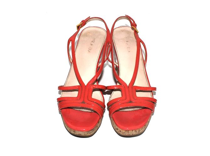 Sandalias de cuña Prada en charol rosa