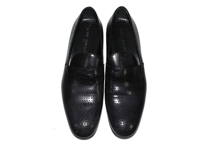 Mocassins Louis Vuitton en cuir noir avec perforations LV