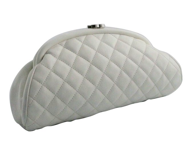 Chanel Clutch bags White Leather  ref.39807