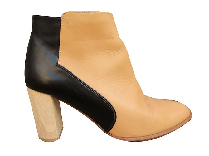 Botas de cano curto Karine Arabian em couro bege