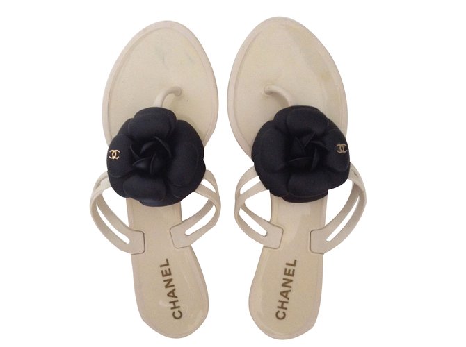 Chanel sandali Bianco sporco Plastica  ref.40458
