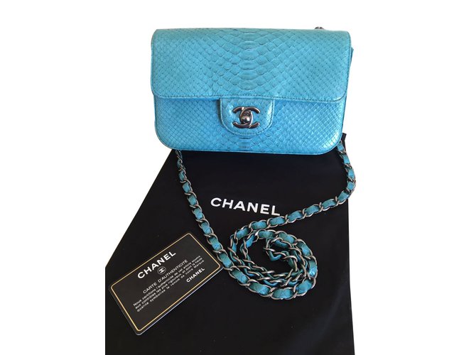 Chanel Saco pequeno com aba clássica Azul Couros exóticos  ref.41210