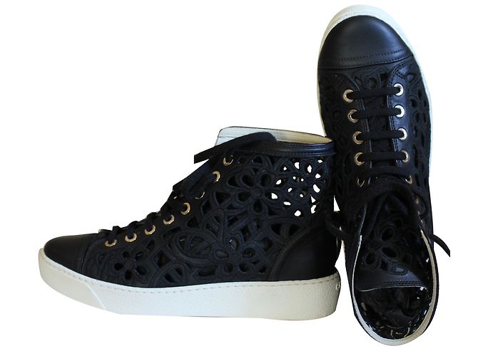 Sneakers Chanel in pelle nera con lacci Nero