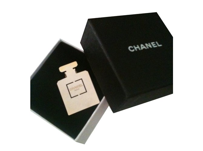 Chanel Alfinetes & broche Dourado Metal  ref.41738