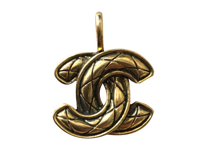 Chanel Pendant necklaces Golden Gold-plated  ref.42051