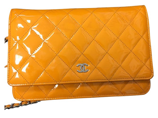 Wallet On Chain Chanel WOC Amarelo Couro envernizado  ref.42262