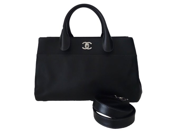 Chanel Handtaschen Schwarz Leder  ref.42359