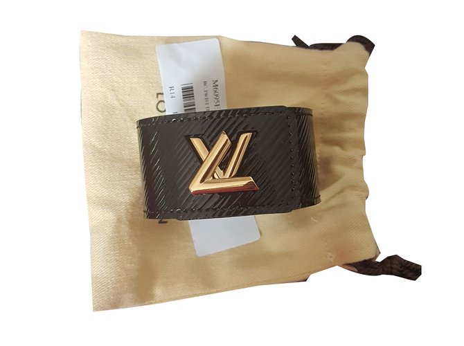Louis Vuitton Large twist cuff Black Patent leather  ref.42472