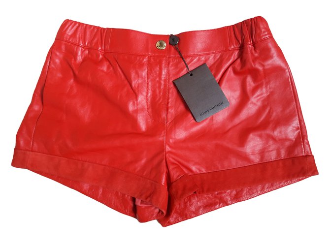 Louis Vuitton Pantalones cortos Roja Cuero  ref.42623