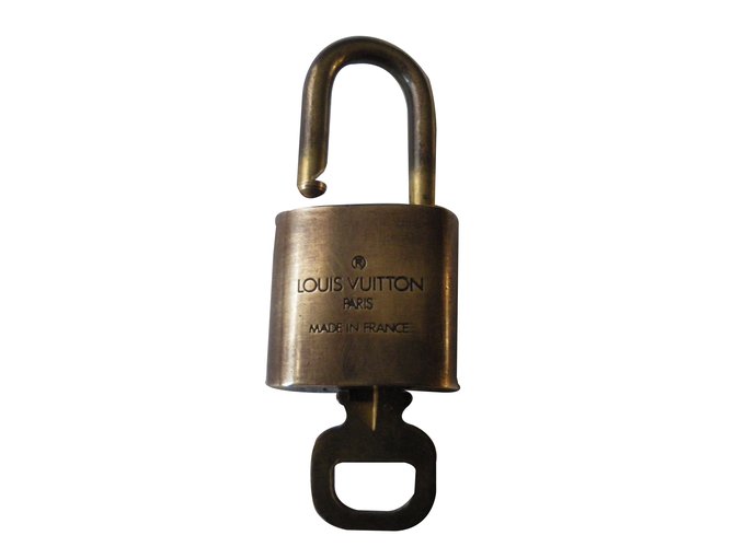 Louis Vuitton Vintage padlock Golden Metal  ref.43113