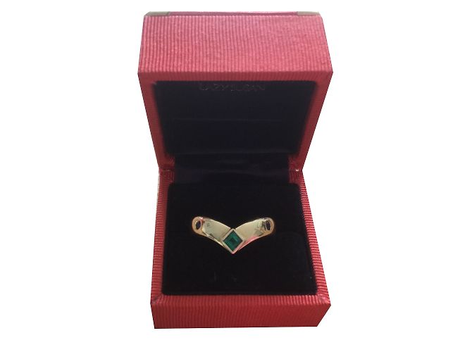 Autre Marque 18kt Gelbgold Wishbone Ring mit Smaragd und Saphir Grün