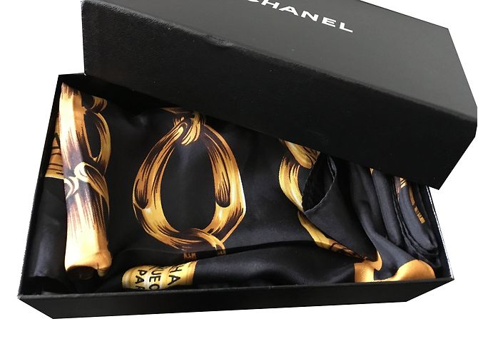 Chanel Lenço da rua Cambon Preto Dourado