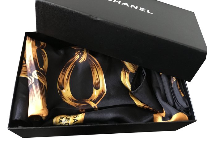 Chanel Lenço da rua Cambon Preto Dourado Seda  ref.43576