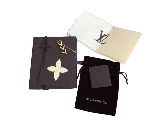 Louis Vuitton Pins & brooches Golden Metal  ref.43633