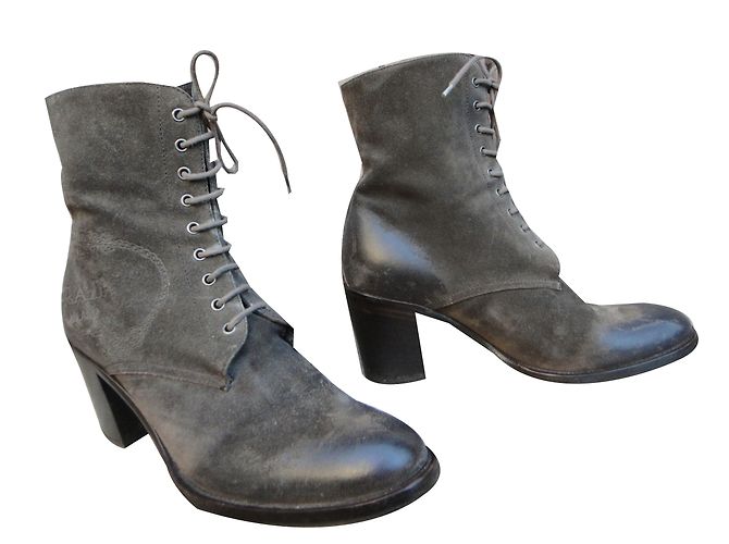Botines Prada Taupe de Gamuza Gris pardo