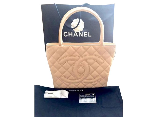 Chanel Tote do medalhão Bege Couro  ref.44532